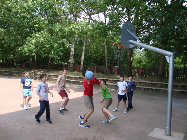  Kinder spielen Basketball 